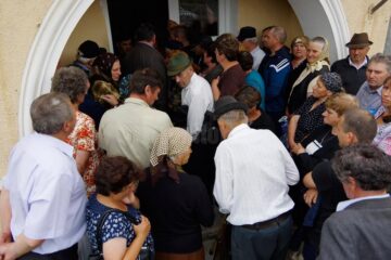 Aglomerație atât la intrarea în instituție, cât și pe holuri