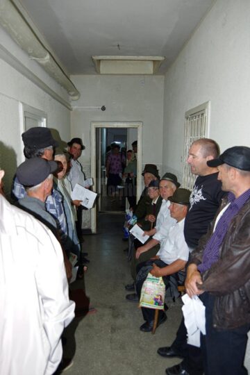 Aglomerație atât la intrarea în instituție, cât și pe holuri