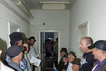 Aglomerație atât la intrarea în instituție, cât și pe holuri