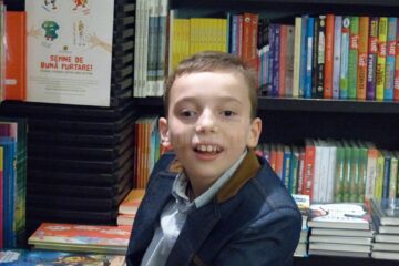 Sebastian Remus Crăciun, un copil în vârstă de 12 ani, care suferă de tetrapareză spastică, își lansează a treia carte de poezii, intitulată „Cu cartea pe carte călcând”