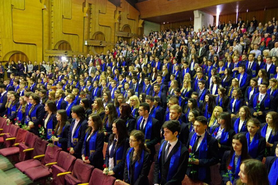 Absolvenții promoției 2015 a Colegiului Național „Ștefan cel Mare” Suceava au fost celebrați joi Absolvenții promoției 2015 a Colegiului Național „Ștefan cel Mare” Suceava au fost celebrați joi