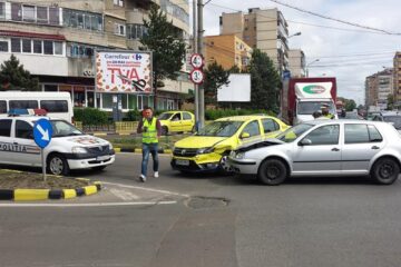 Șoferul aflat la volanul autoturismului Volkswagen Golf a ieșit din parcarea magazinului Lidl în intersecție, unde a lovit în lateral autoturismul Dacia