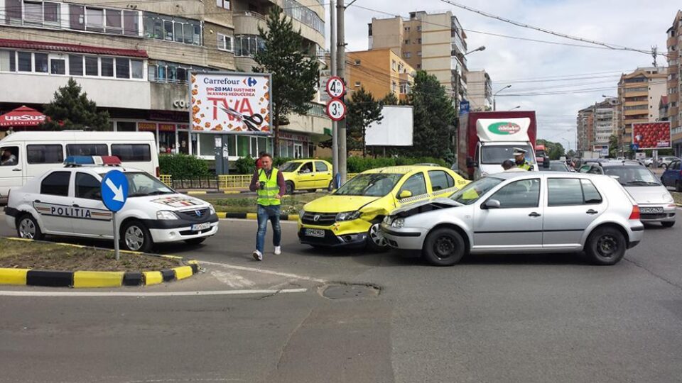 Șoferul aflat la volanul autoturismului Volkswagen Golf a ieșit din parcarea magazinului Lidl în intersecție, unde a lovit în lateral autoturismul Dacia