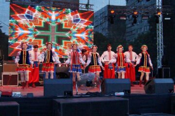 Ansamblul „Cervona Kalena” din Negostina, aplaudat de mii de spectatori din Republica Moldova