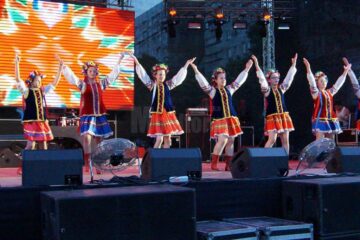 Ansamblul „Cervona Kalena” din Negostina, aplaudat de mii de spectatori din Republica Moldova