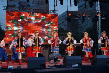 Ansamblul „Cervona Kalena” din Negostina, aplaudat de mii de spectatori din Republica Moldova