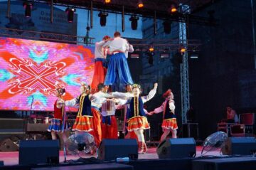 Ansamblul „Cervona Kalena” din Negostina, aplaudat de mii de spectatori din Republica Moldova