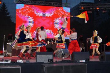 Ansamblul „Cervona Kalena” din Negostina, aplaudat de mii de spectatori din Republica Moldova