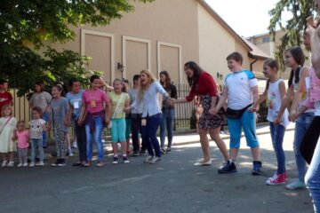 Copii și profesori plini de fericire, de 1 Iunie, la Fălticeni