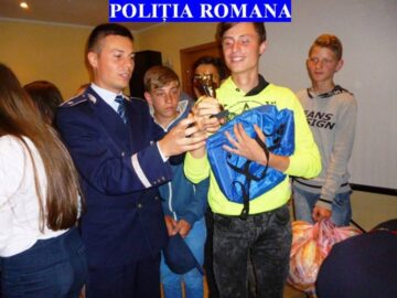 Polițiștii au oferit rechizite și rucsacuri copiilor din 15 case de tip familial