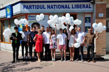 Alături de deputatul Balan s-a aflat echipa de tineri a PNL, consilieri locali și reprezentantele la vârf ale organizației de femei a PNL