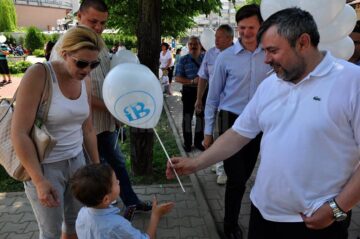 Ciocolate și baloane, oferite de Ioan Balan copiilor din municipiul Suceava în dar de ziua lor