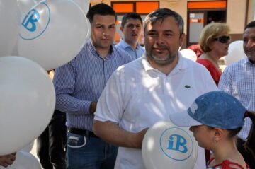 Ciocolate și baloane, oferite de Ioan Balan copiilor din municipiul Suceava în dar de ziua lor