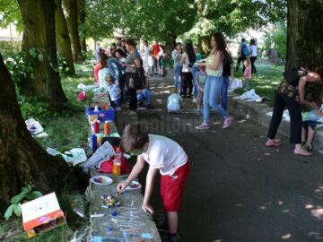 Copii și profesori plini de fericire, de 1 Iunie, la Fălticeni