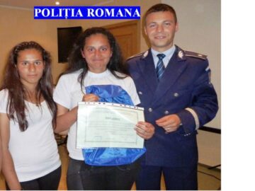 Polițiștii au oferit rechizite și rucsacuri copiilor din 15 case de tip familial