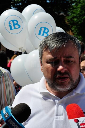 Ciocolate și baloane, oferite de Ioan Balan copiilor din municipiul Suceava în dar de ziua lor