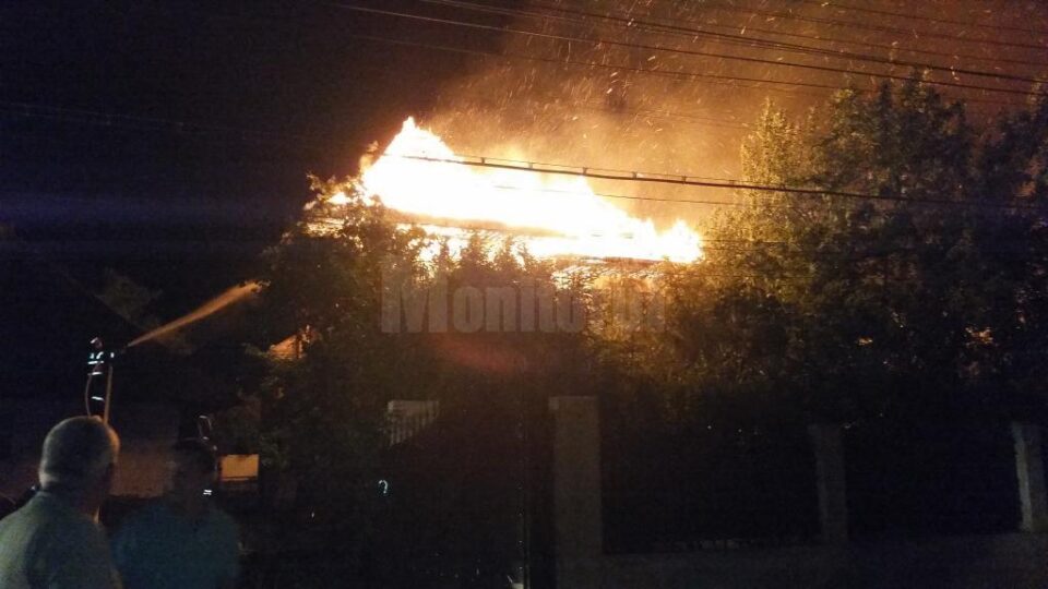 Incendiu de proporții la două gospodării din Marginea