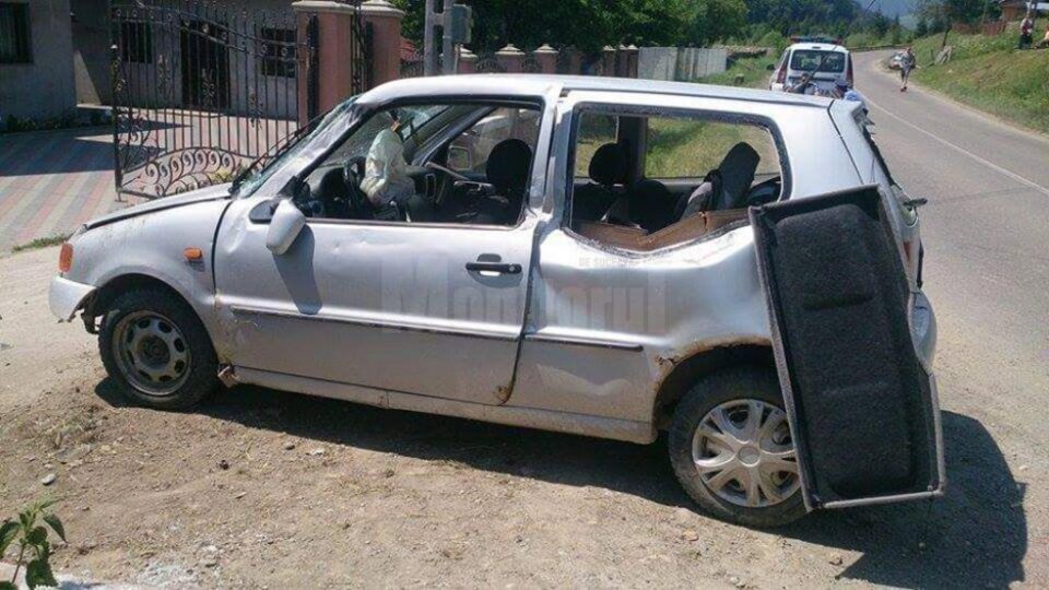 Autoturismul în care se aflau mama și cei trei copii