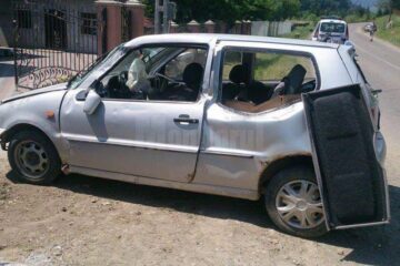 Autoturismul în care se aflau mama și cei trei copii