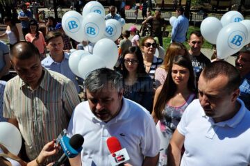 Ciocolate și baloane, oferite de Ioan Balan copiilor din municipiul Suceava în dar de ziua lor