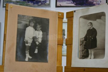 Peste o sută de fotografii alb-negru au fost expuse