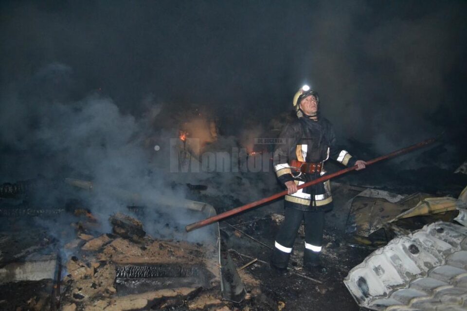 Incendiu de proporții la două gospodării din Marginea