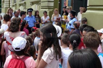 Copii și profesori plini de fericire, de 1 Iunie, la Fălticeni