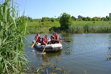 Corpul unui bărbat înecat într-un iaz, recuperat de pompieri