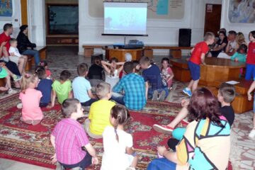 Copii și profesori plini de fericire, de 1 Iunie, la Fălticeni