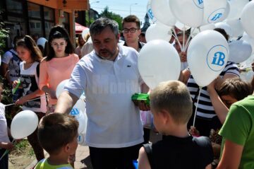 Sute de ciocolate și baloane le-au fost dăruite ieri, de 1 Iunie, de deputatul PNL Ioan Balan copiilor din municipiul Suceava