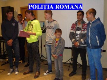 Polițiștii au oferit rechizite și rucsacuri copiilor din 15 case de tip familial