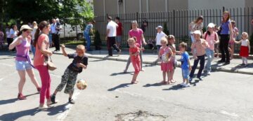 Copii și profesori plini de fericire, de 1 Iunie, la Fălticeni