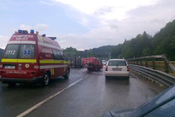 Accidentul s-a petrecut duminică, în jurul orei 16.30, când DN 17 avea aderență scăzută, carosabilul fiind ud în urma unei ploi torențiale