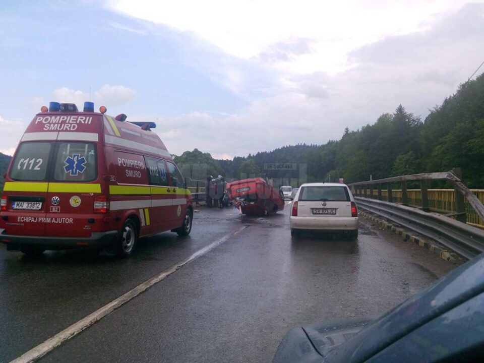 Accidentul s-a petrecut duminică, în jurul orei 16.30, când DN 17 avea aderență scăzută, carosabilul fiind ud în urma unei ploi torențiale