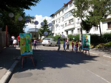 Copii și profesori plini de fericire, de 1 Iunie, la Fălticeni