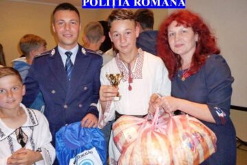 Polițiștii de la Compartimentul de Analiză și Prevenire a Criminalității din cadrul IPJ Suceava le-au oferit cadouri tinerilor din cele 15 case de tip familial din cadrul Centrului "Laurenția Ulici"