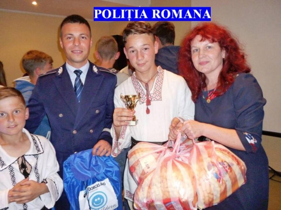 Polițiștii de la Compartimentul de Analiză și Prevenire a Criminalității din cadrul IPJ Suceava le-au oferit cadouri tinerilor din cele 15 case de tip familial din cadrul Centrului "Laurenția Ulici" Polițiștii de la Compartimentul de Analiză și Prevenire a Criminalității din cadrul IPJ Suceava le-au oferit cadouri tinerilor din cele 15 case de tip familial din cadrul Centrului "Laurenția Ulici"