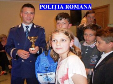 Polițiștii au oferit rechizite și rucsacuri copiilor din 15 case de tip familial