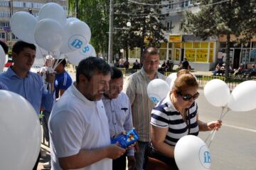 Ciocolate și baloane, oferite de Ioan Balan copiilor din municipiul Suceava în dar de ziua lor