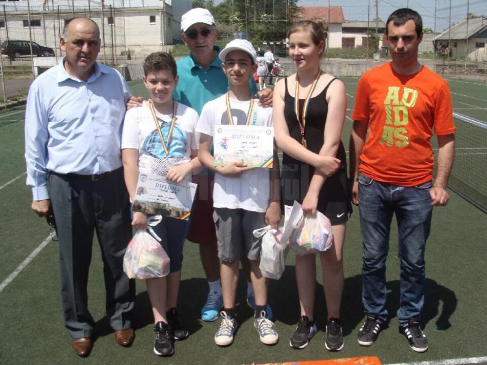 O parte dintre medaliații turneului de la Fălticeni