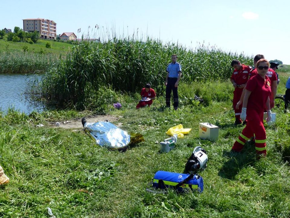 Un pescar care a fugit de bătaie, pe malul unui iaz, a sărit în apă și a murit înecat