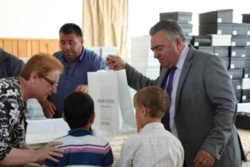 Ilie Niță a donat în cursul zilei de ieri, în nume personal, 208 perechi de pantofi elevilor care învață la Centrul Școlar de Educație Incluzivă din cartierul Burdujeni, din Suceava