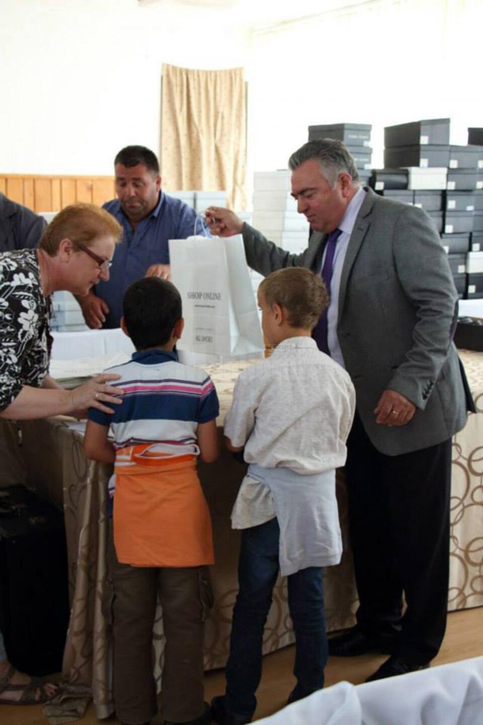 Ilie Niță a donat în cursul zilei de ieri, în nume personal, 208 perechi de pantofi elevilor care învață la Centrul Școlar de Educație Incluzivă din cartierul Burdujeni, din Suceava