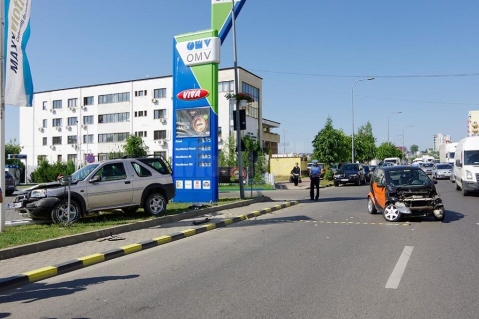 Accident în fața unei benzinării, după ce mica înțelegere între șoferi, privind prioritatea, nu a funcționat