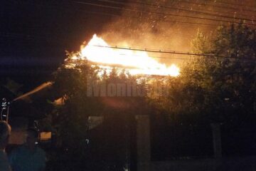 Un incendiu de proporții, izbucnit în plină noapte, a distrus mare parte din două gospodării din comuna Marginea