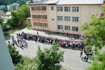 Elevii au realizat, printr-un flash-mob, cifra 1