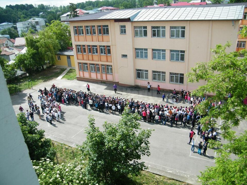 Elevii au realizat, printr-un flash-mob, cifra 1