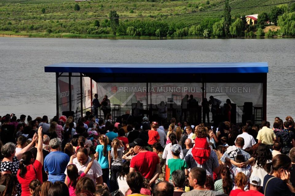Spectacole și cadouri oferite copiilor de Primăria Fălticeni