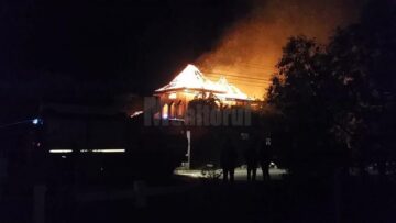 Un incendiu de proporții, izbucnit în plină noapte, a distrus mare parte din două gospodării din comuna Marginea