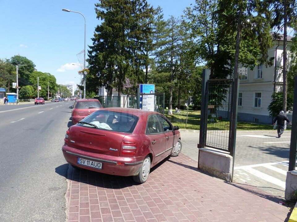 Poarta Spitalului Vechi se deschide doar pentru mașinile personalului și pentru Ambulanță